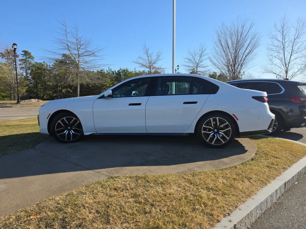 Used 2025 BMW 740i xDrive AWD/4WD image 4