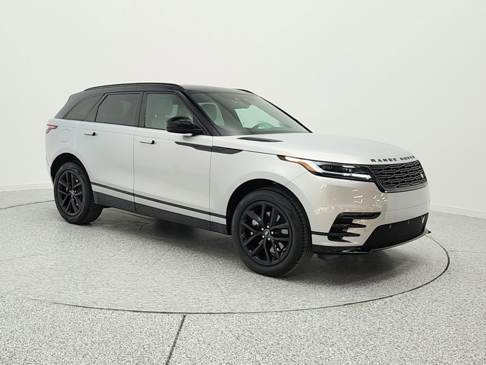 Used 2024 Land Rover Range Rover Velar Dynamic SE AWD/4WD image 3