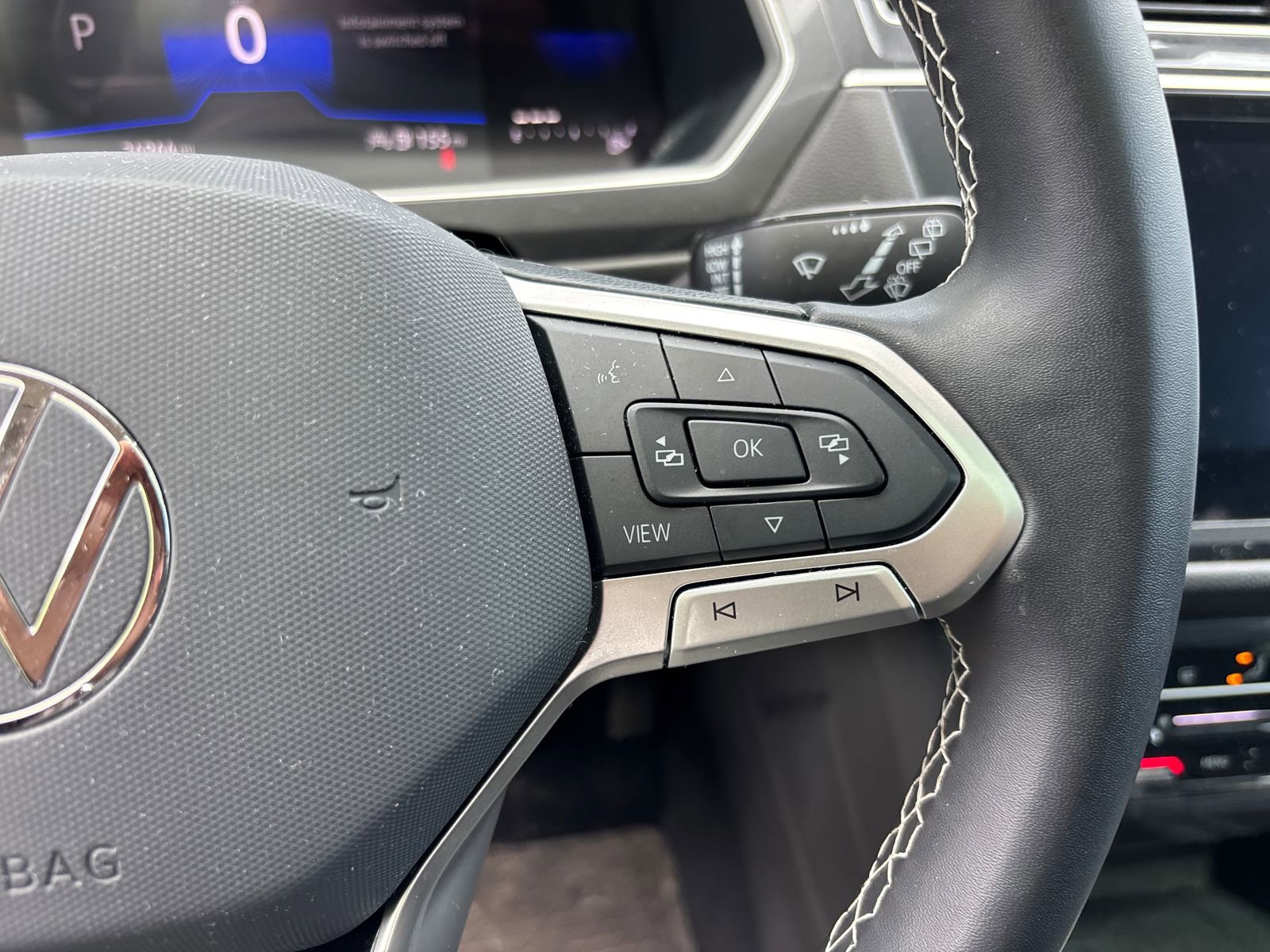 Used 2024 Volkswagen Tiguan SE w/ Panoramic Sunroof Package AWD/4WD image 17