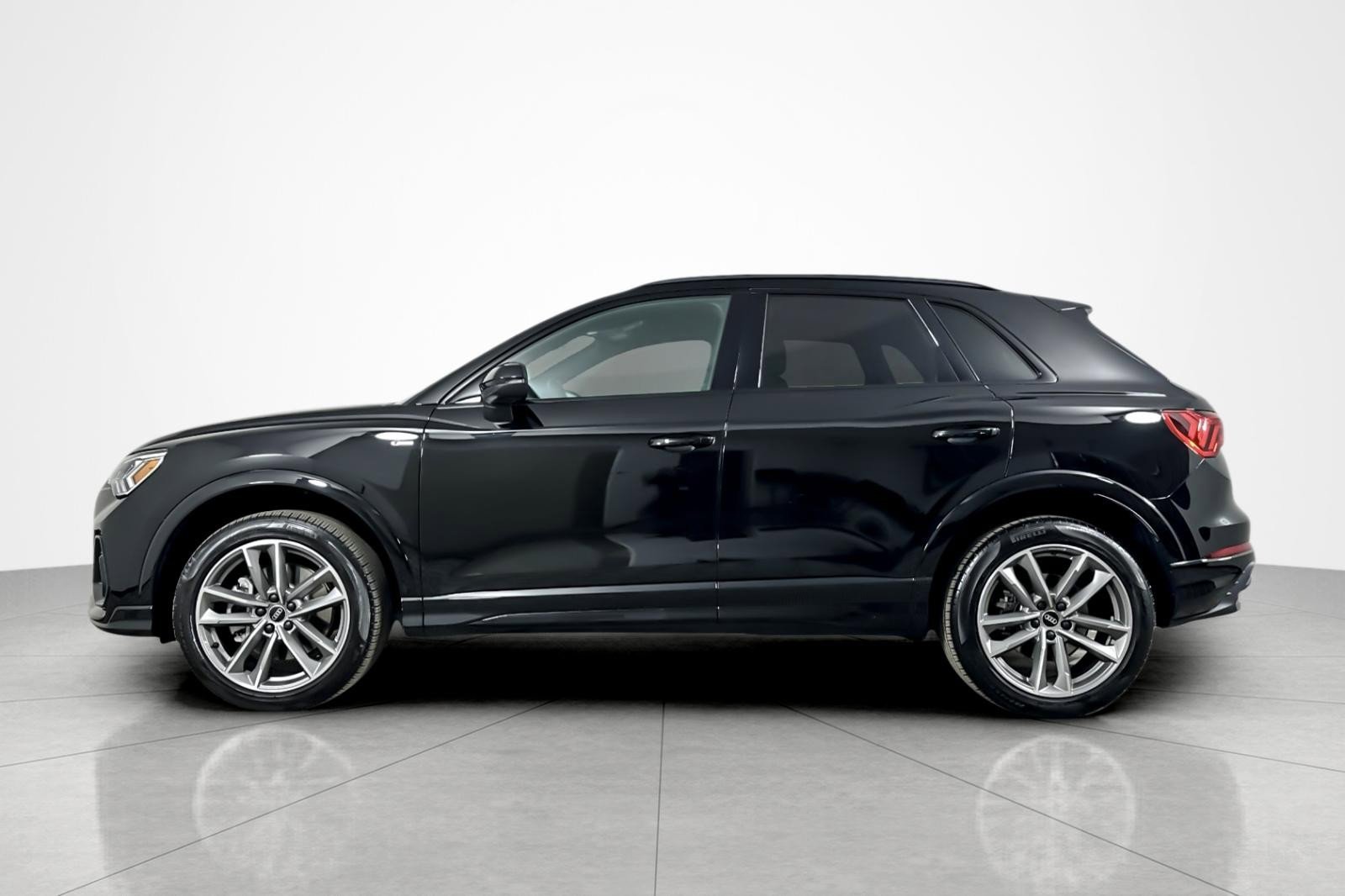 Used 2023 Audi Q3 2.0T Premium Plus w/ Premium Plus Package image 2