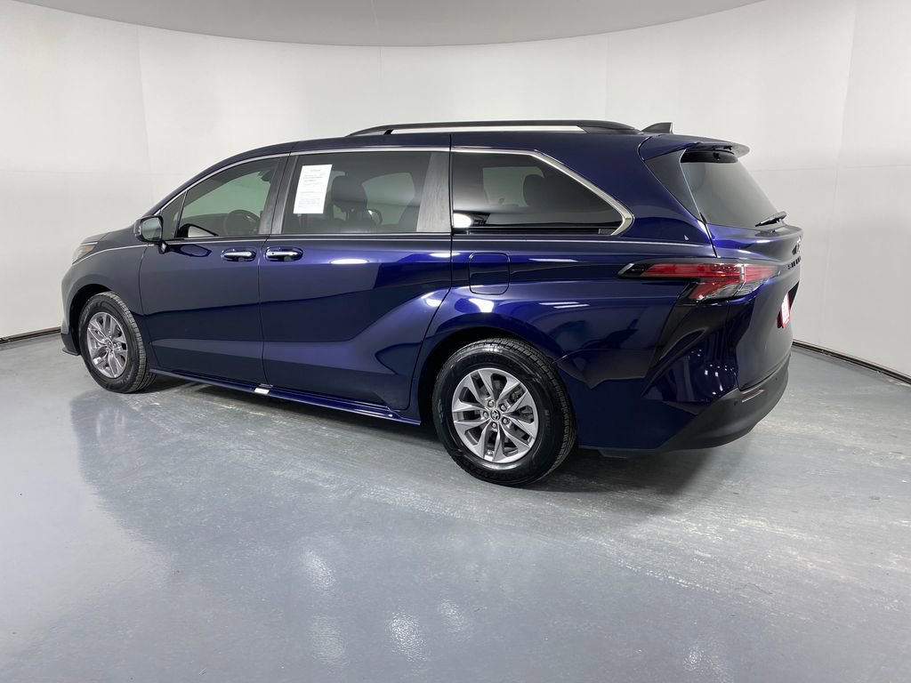 Certified 2022 Toyota Sienna XLE image 4