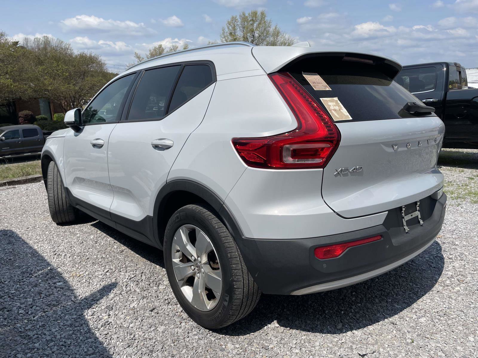Used 2022 Volvo XC40 T5 Momentum image 4