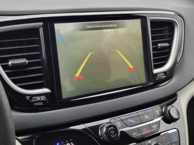 Used 2023 Chrysler Pacifica Touring-L image 19