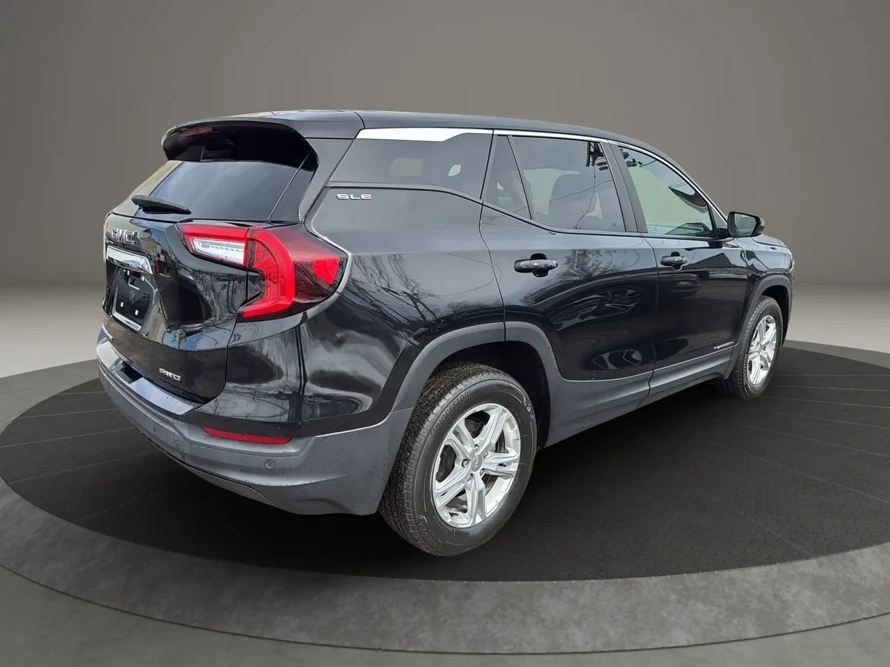 Used 2022 GMC Terrain SLE image 5