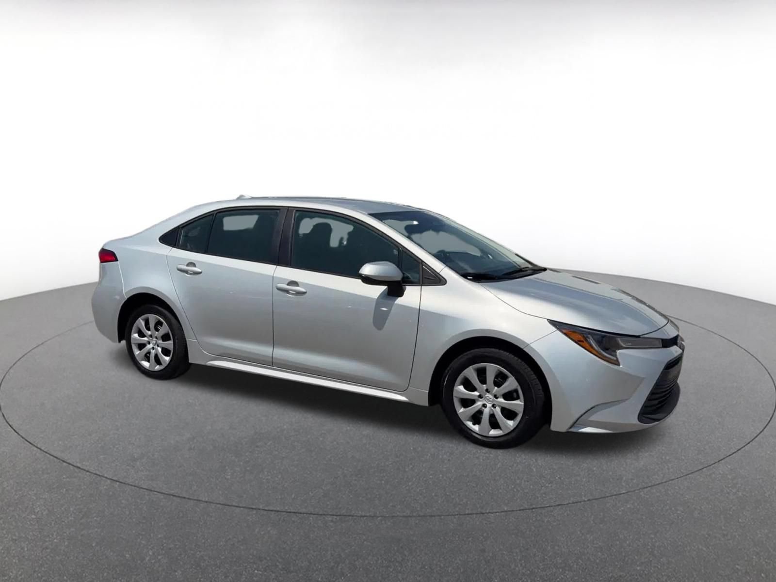 Used 2025 Toyota Corolla LE FWD image 2