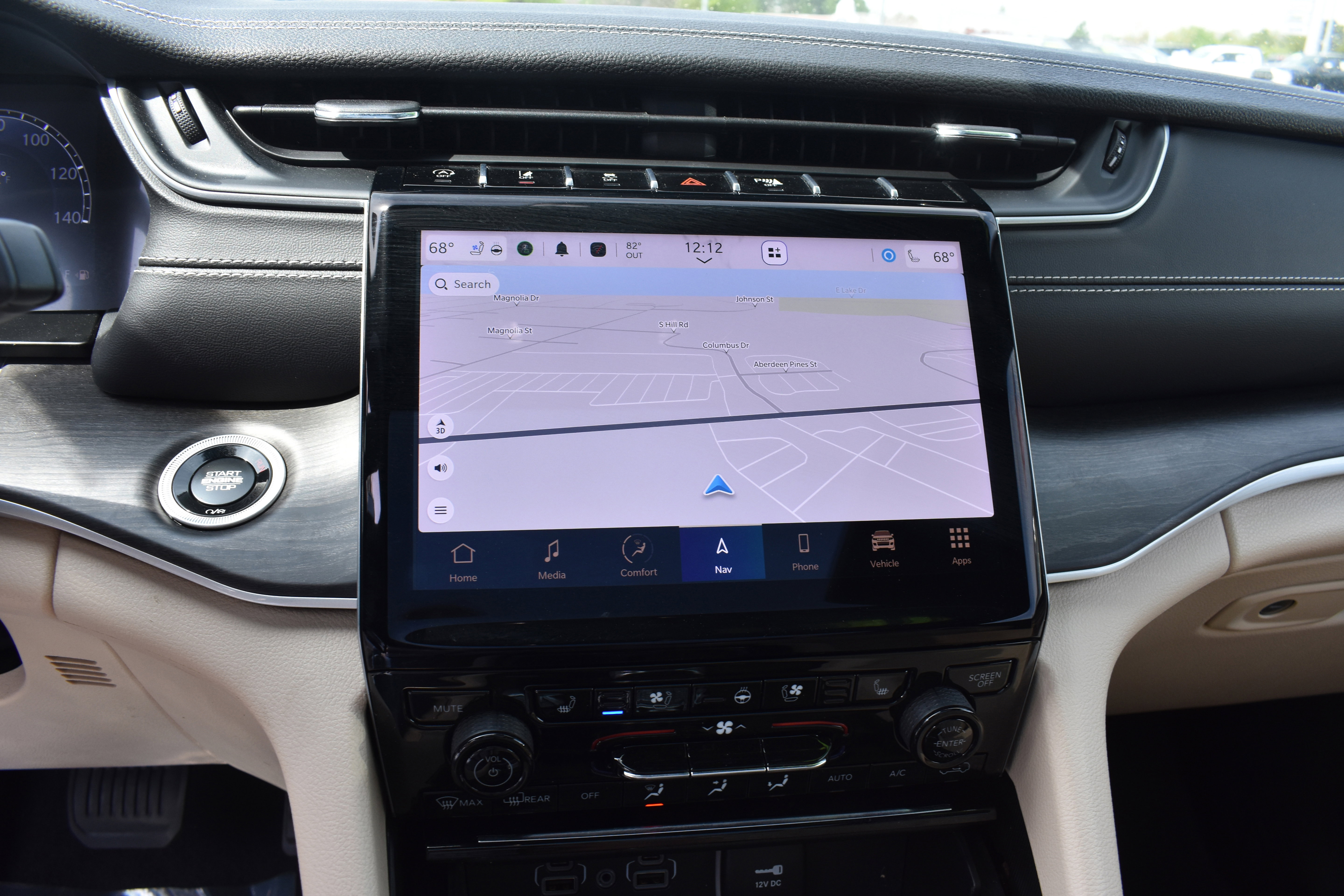 Used 2025 Jeep Grand Cherokee Limited w/ Luxury Tech Group II image 19