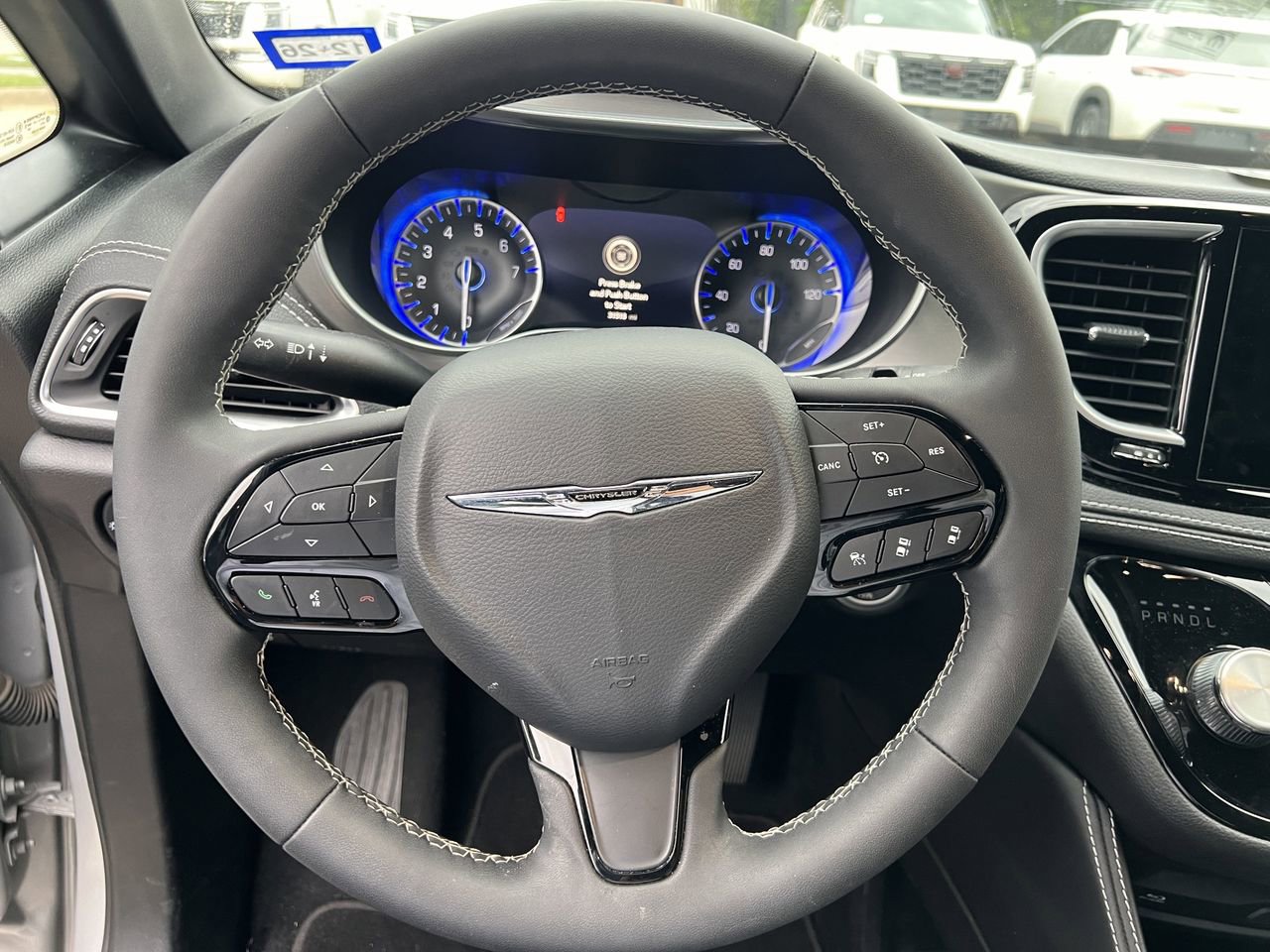 Used 2023 Chrysler Pacifica Limited w/ Uconnect Theater Family Group FWD image 5