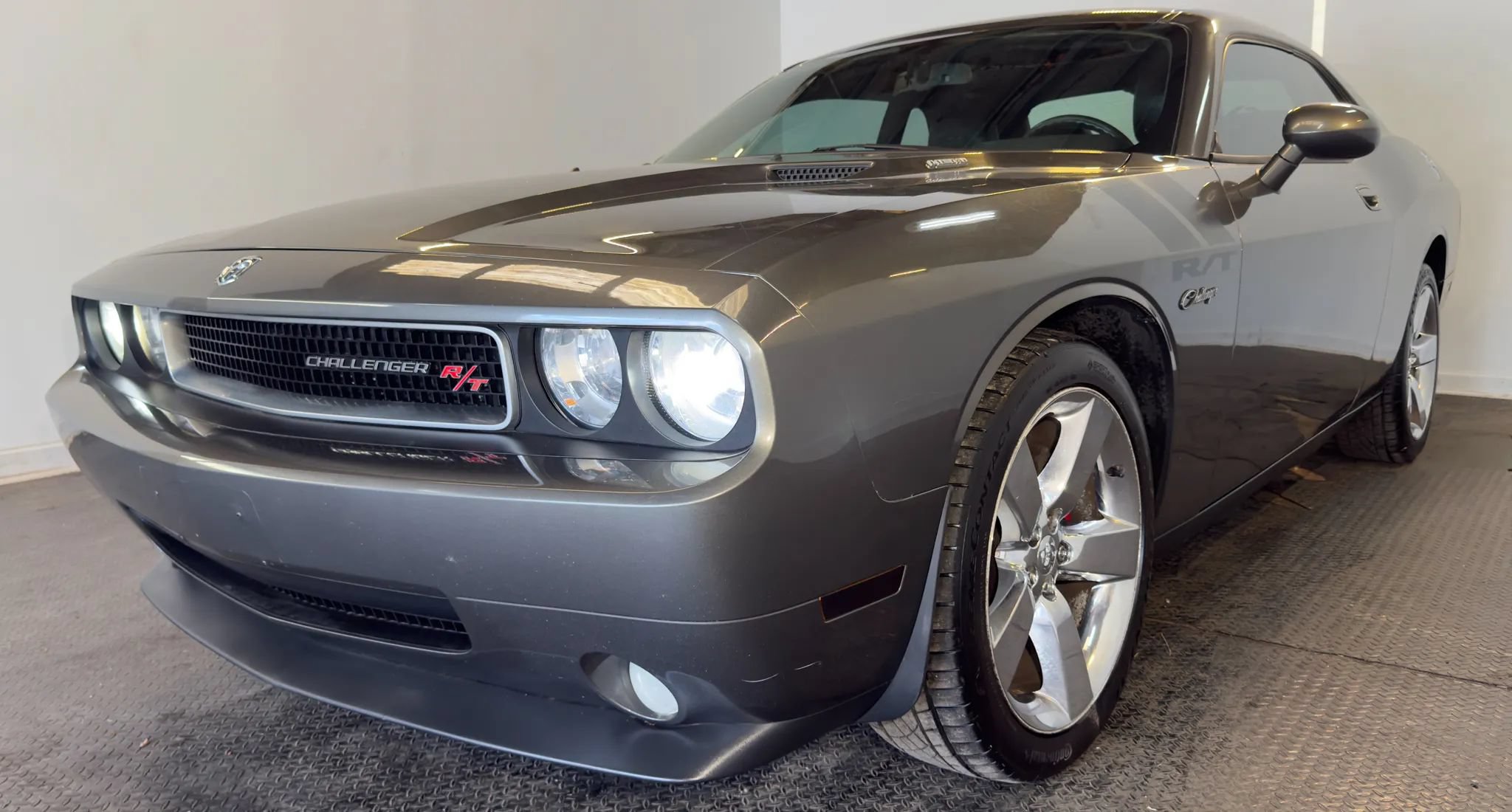 Used 2010 Dodge Challenger R/T RWD image 2