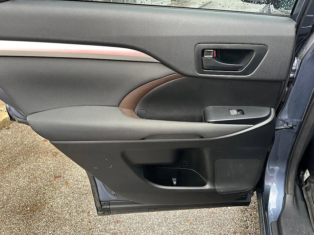 Certified 2018 Toyota Highlander LE image 17