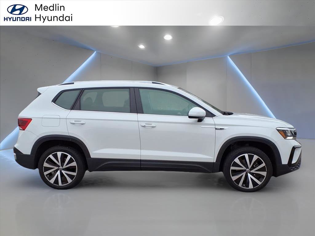 Used 2023 Volkswagen Taos SE image 2