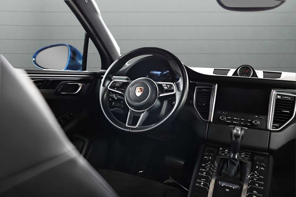 Used 2018 Porsche Macan image 32