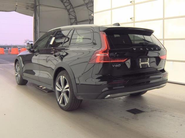 Used 2025 Volvo V60 B5 Cross Country Plus image 3