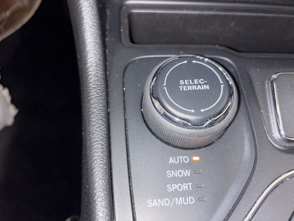 Used 2021 Jeep Cherokee Latitude Lux AWD/4WD image 14