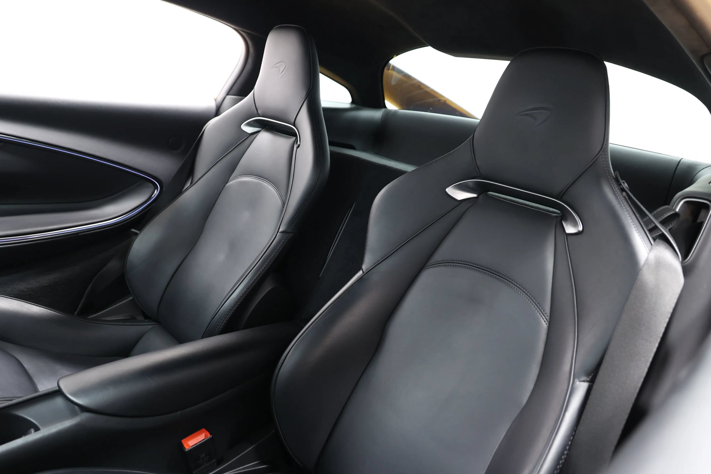 Used 2023 McLaren Artura RWD image 3