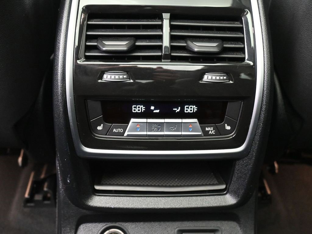 Used 2022 BMW X7 xDrive40i w/ Premium Package image 22