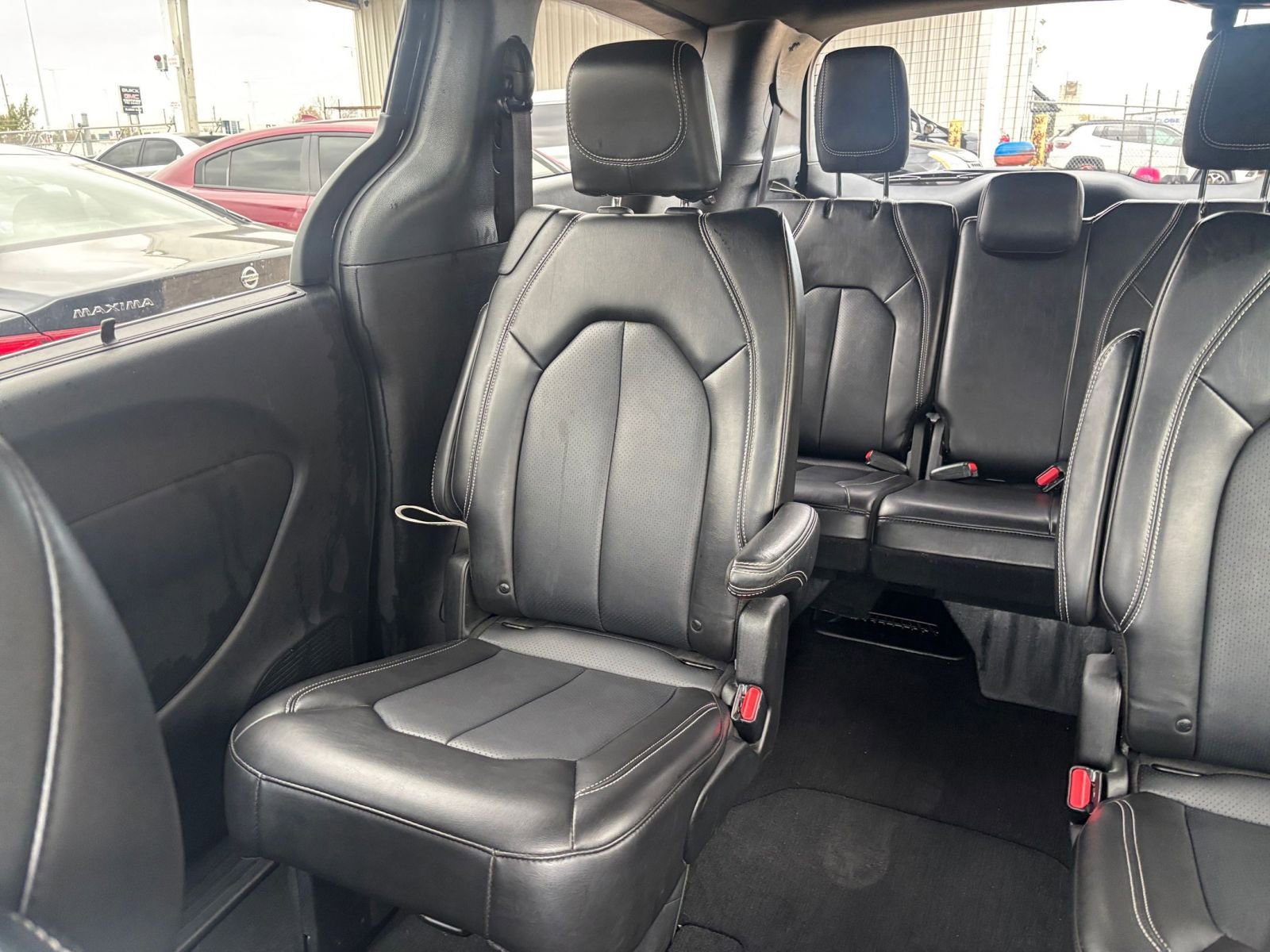 Used 2025 Chrysler Pacifica Select image 36