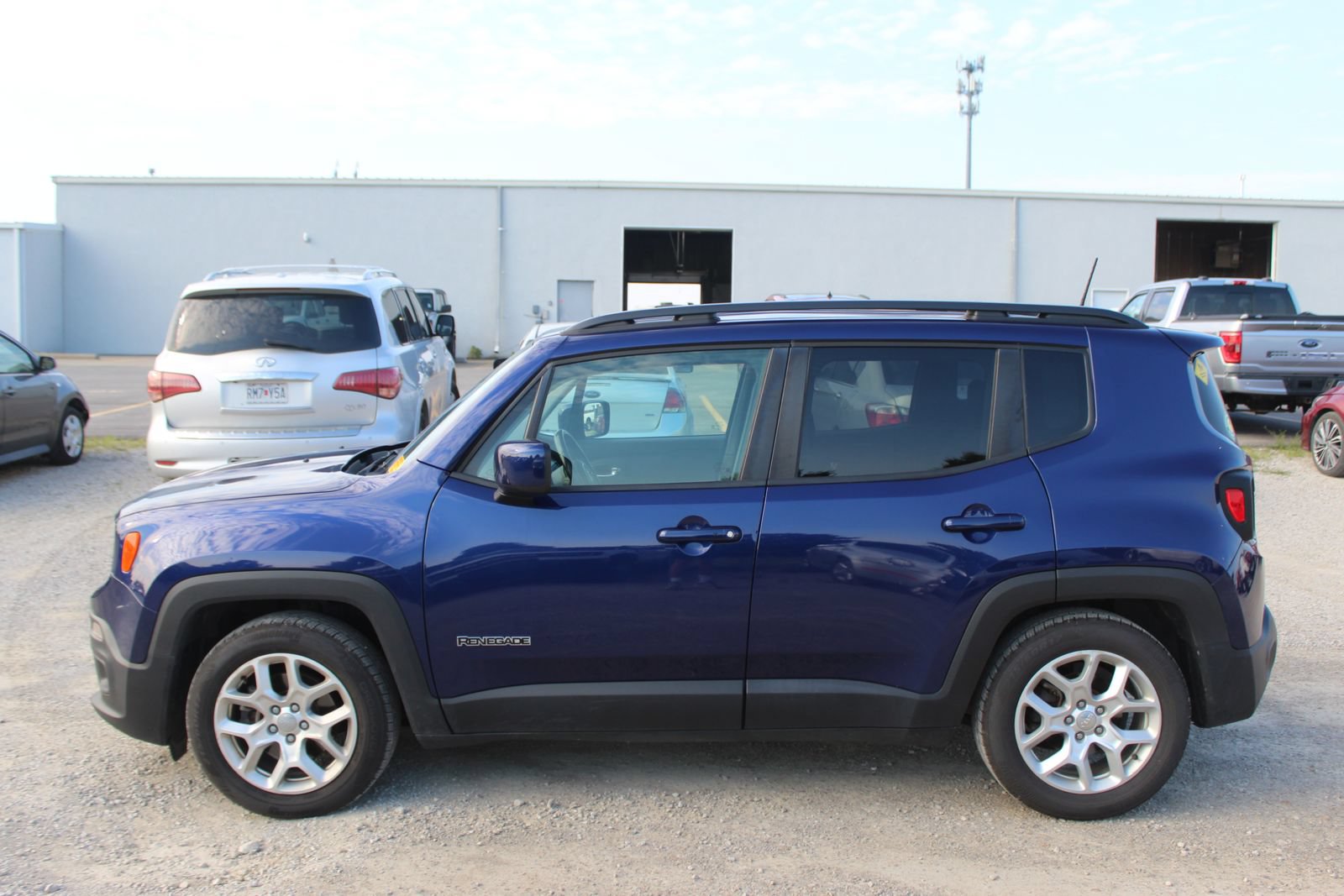 Used 2018 Jeep Renegade Latitude FWD image 3