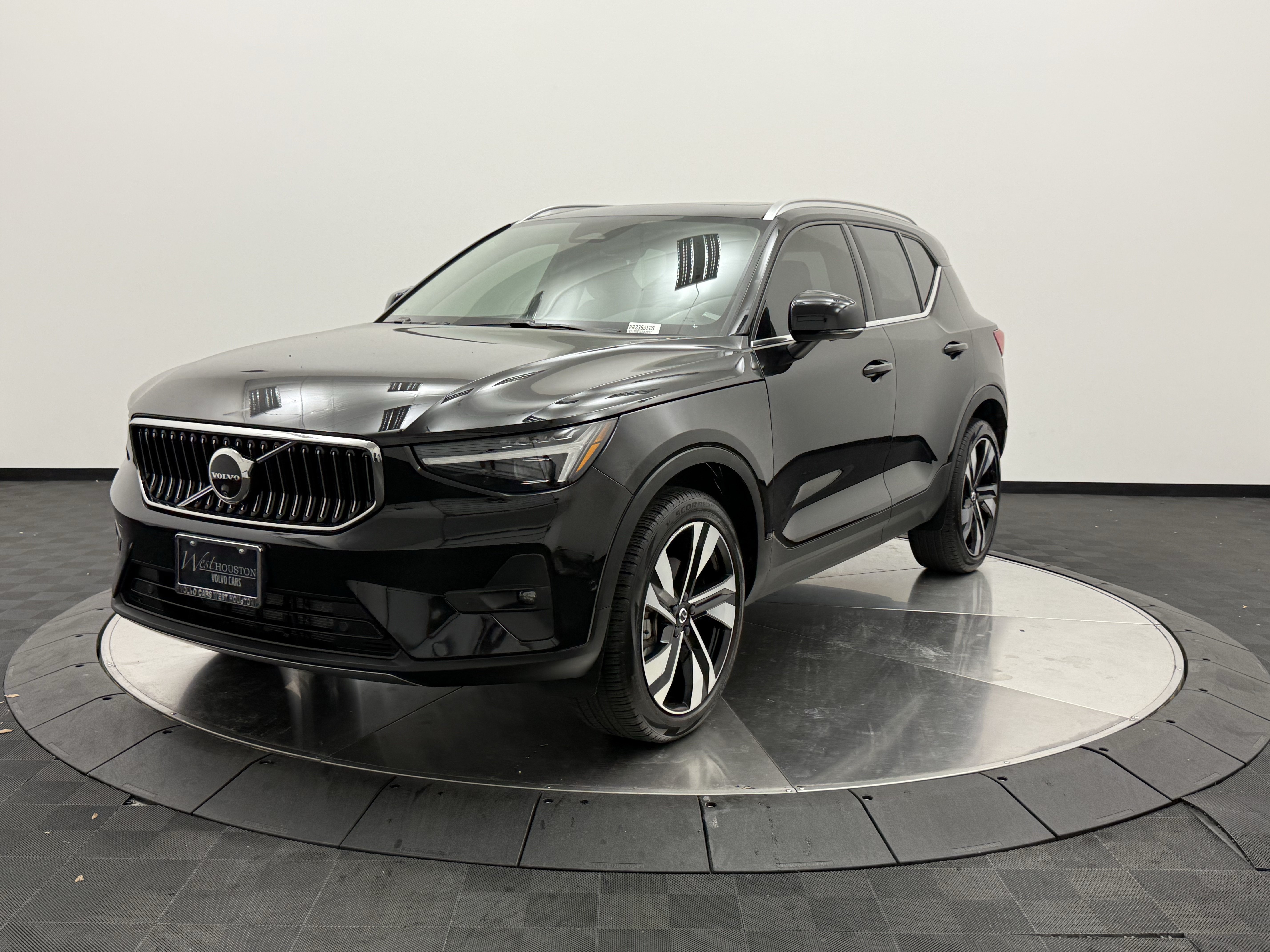 Certified 2024 Volvo XC40 B5 Plus w/ Protection Package Premier AWD/4WD image 3