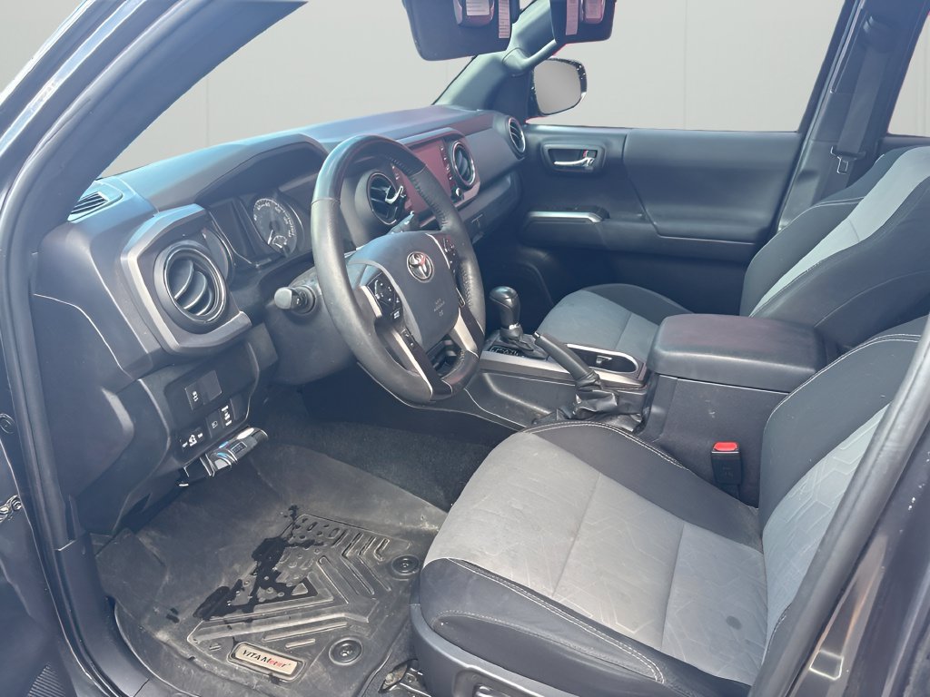Used 2020 Toyota Tacoma TRD Off-Road w/ Technology Package AWD/4WD image 11
