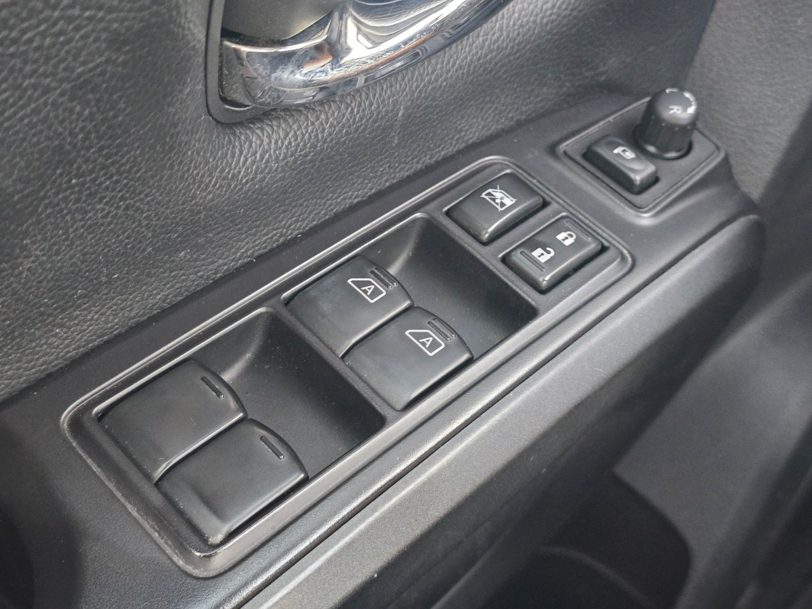 Used 2021 Nissan Titan PRO-4X w/ Pro-4x Convenience Package AWD/4WD image 23