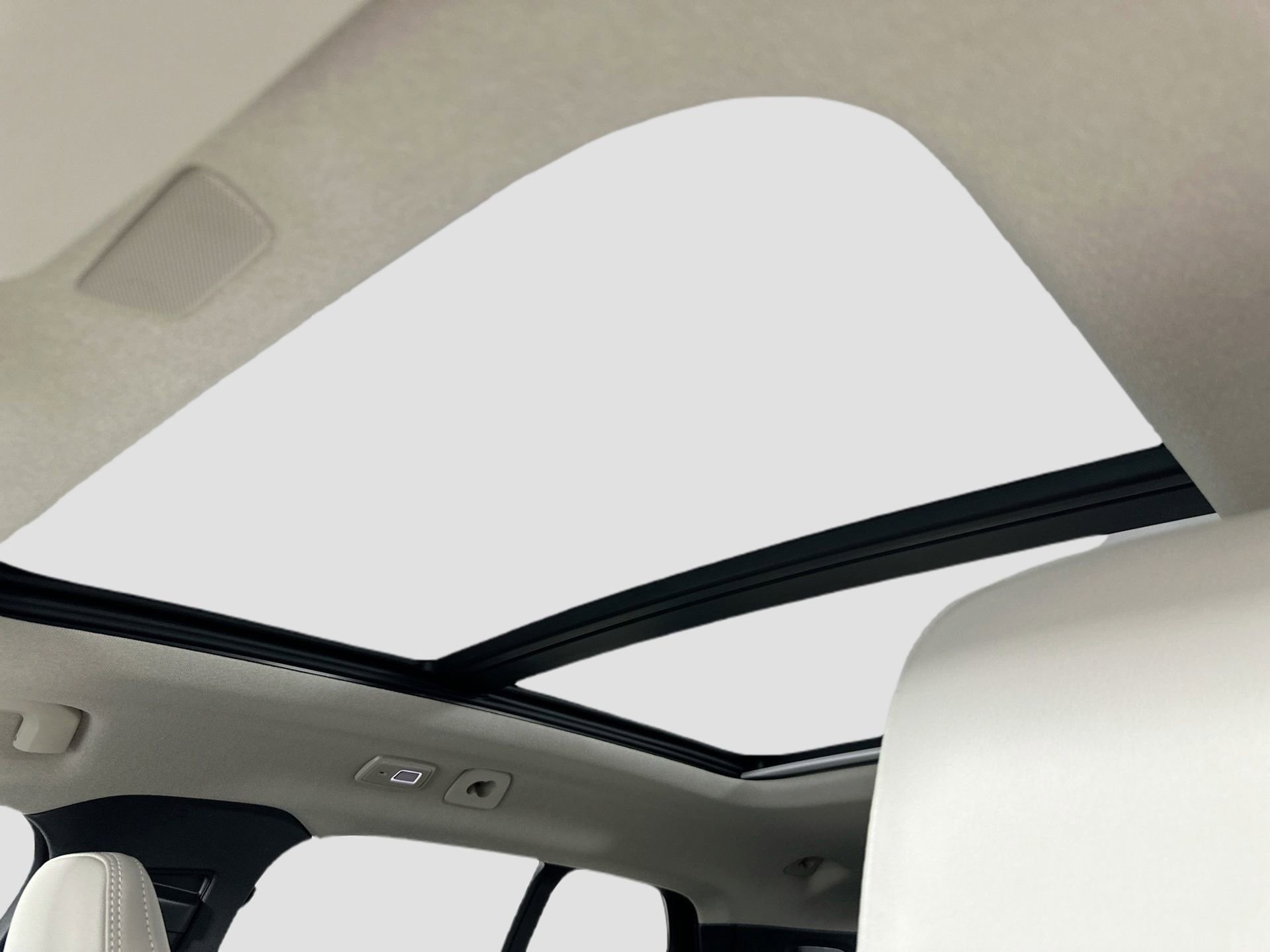 New 2026 Volvo XC40 B4 Plus w/ Protection Package Premier FWD image 20