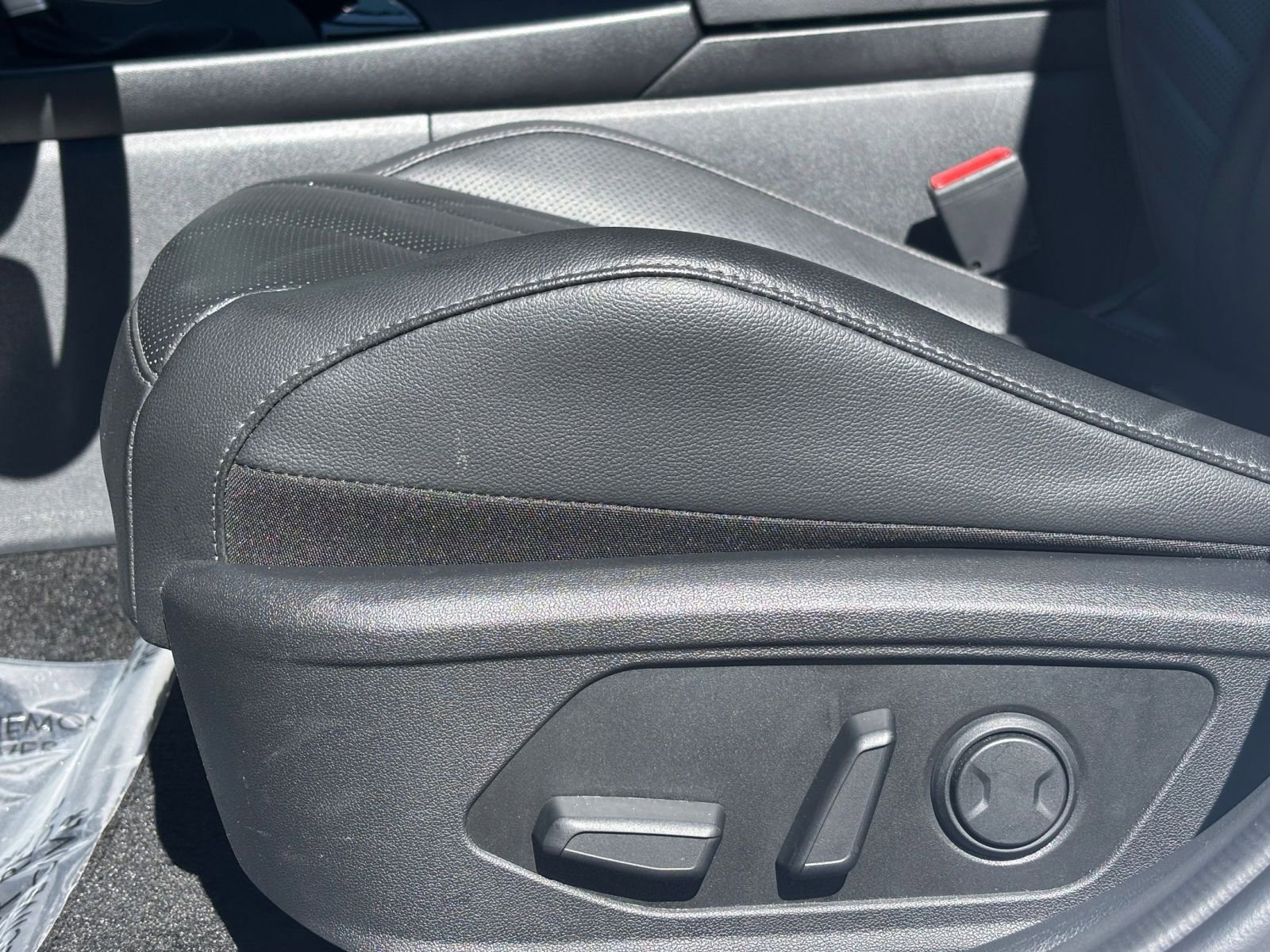 Used 2025 Hyundai Elantra Limited FWD image 23