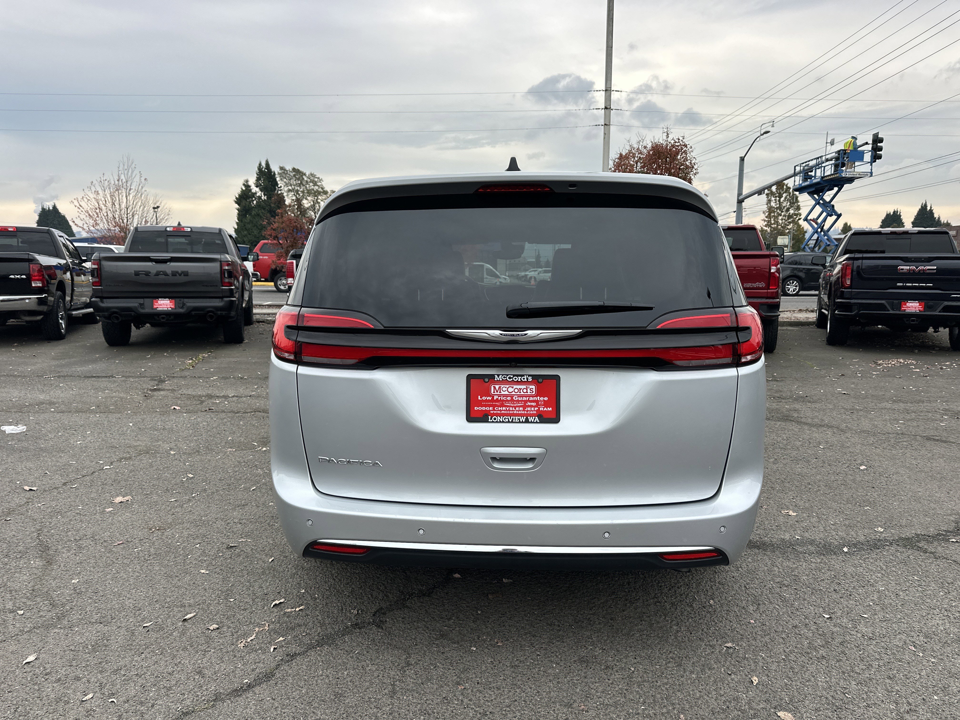 Used 2024 Chrysler Pacifica Touring-L image 4