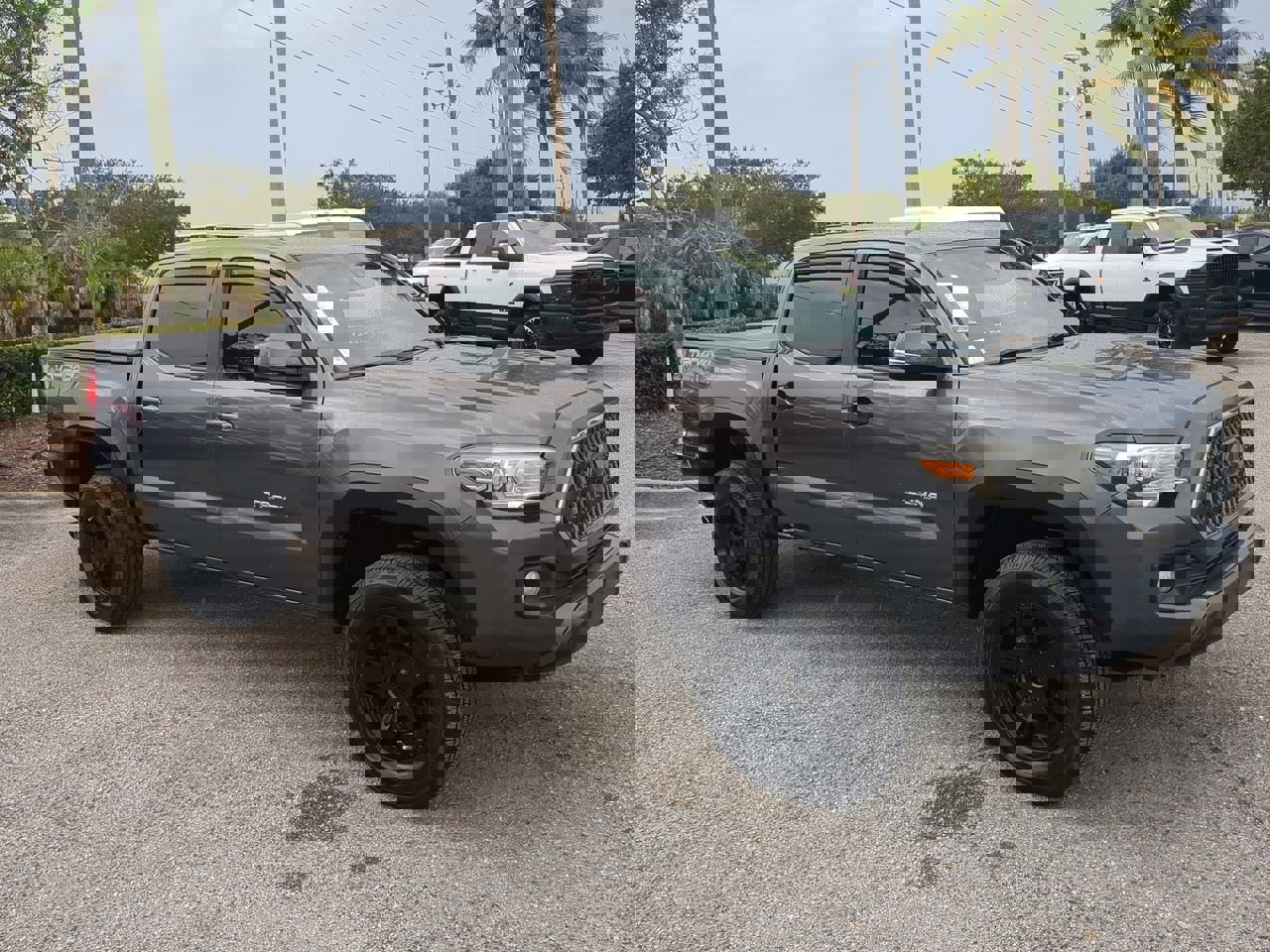 Used 2018 Toyota Tacoma TRD Off-Road image 2