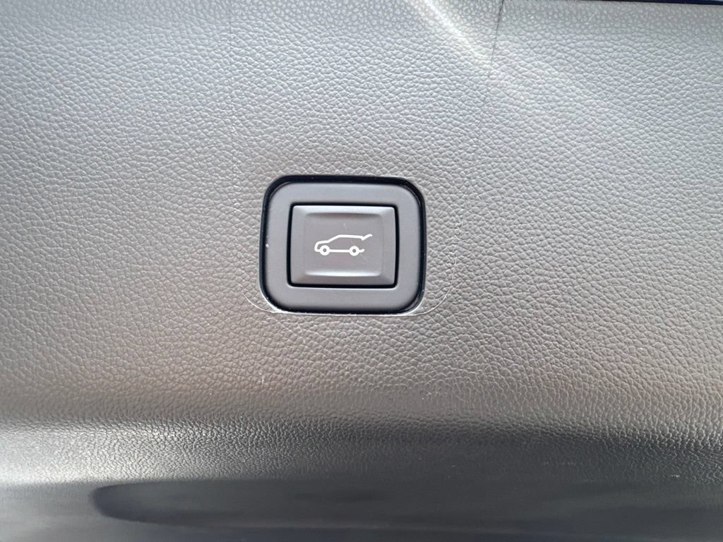 Used 2023 Chevrolet Traverse RS w/ LPO, Floor Liner Package FWD image 19