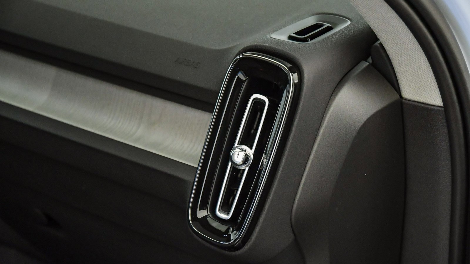 Certified 2025 Volvo XC40 B5 Plus w/ Climate Package image 16