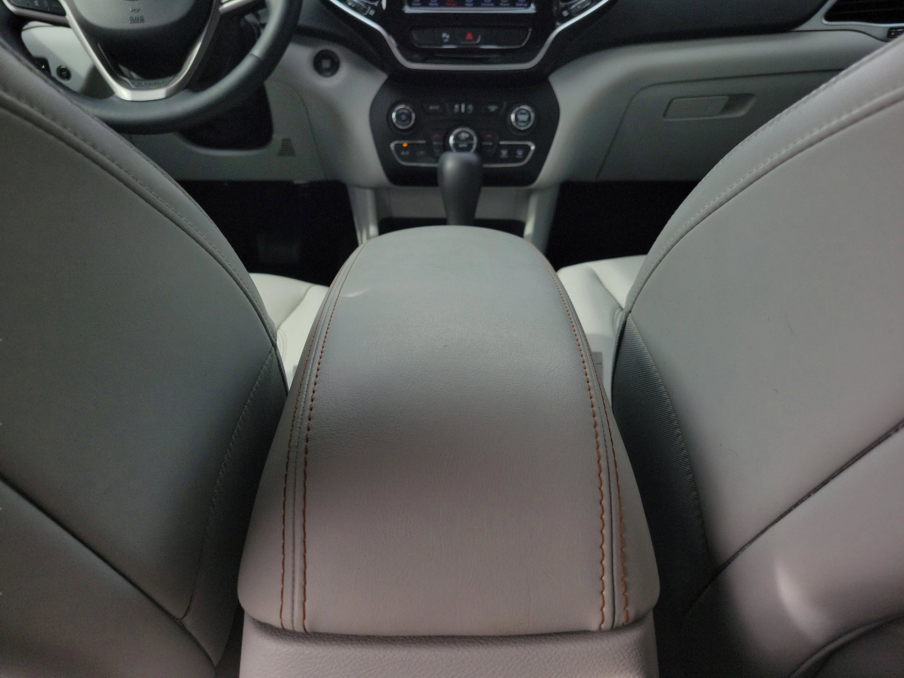 Used 2019 Jeep Cherokee Limited image 8