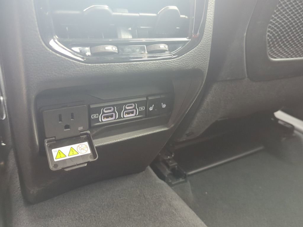 Used 2024 Jeep Grand Cherokee Limited image 25