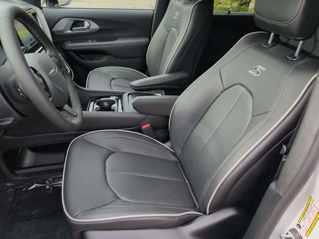 New 2026 Chrysler Pacifica Limited w/ Uconnect Theater Family Group image 9