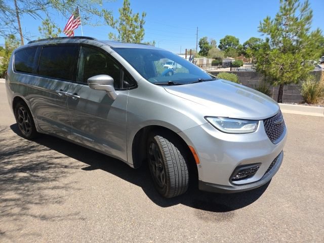 Used 2021 Chrysler Pacifica Limited w/ Uconnect Theater Family Group FWD image 3