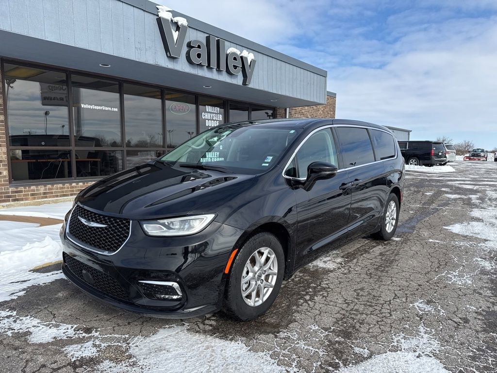 Used 2024 Chrysler Pacifica Touring-L video 4