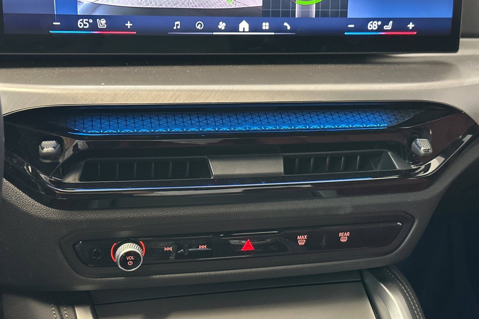 Used 2025 BMW 230i Coupe w/ M Sport Package image 18