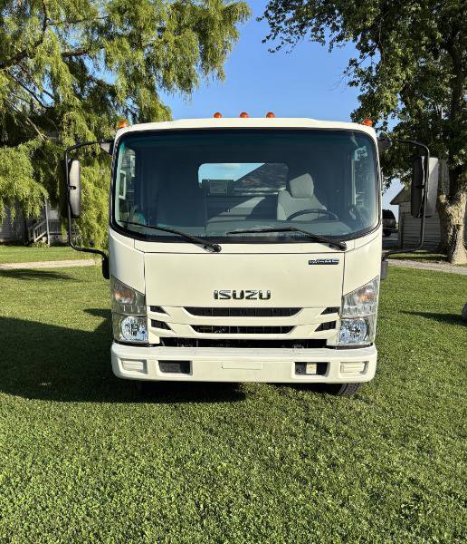 Used 2019 Isuzu NPR image 11