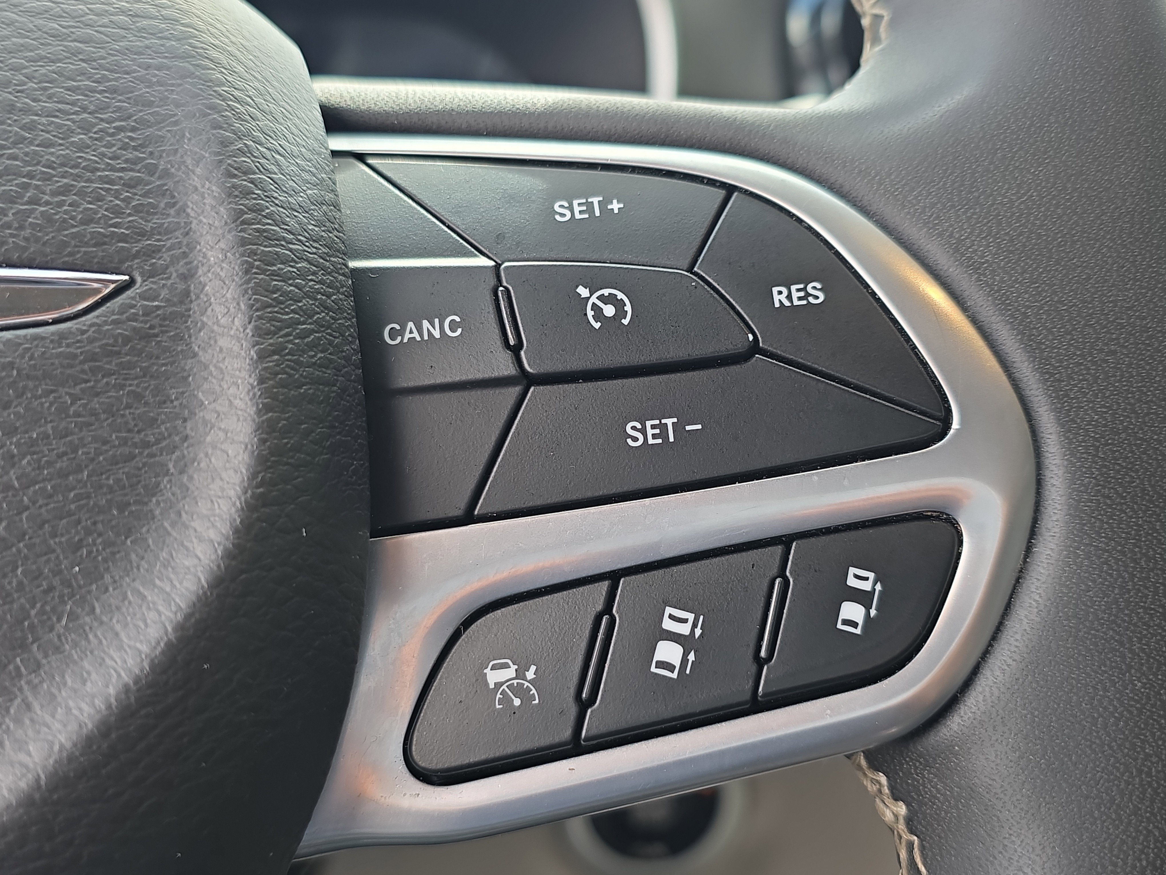 Used 2024 Chrysler Pacifica Touring-L FWD image 27
