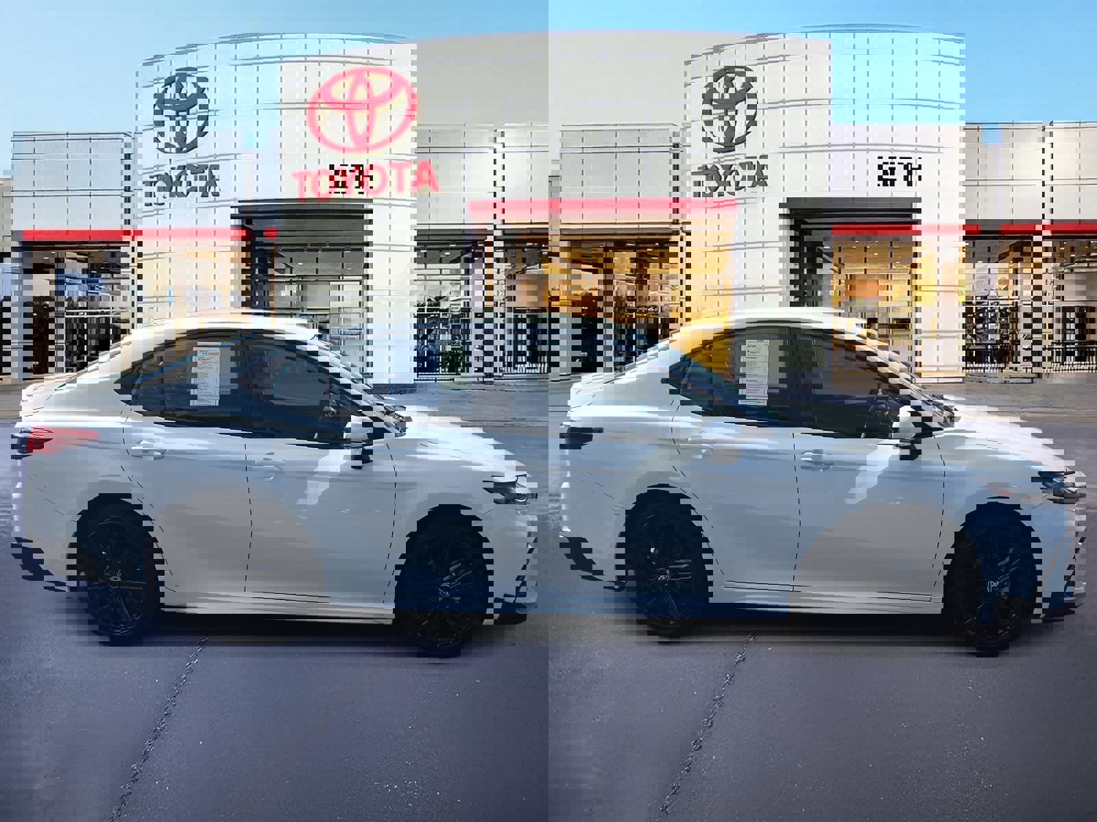 Used 2025 Toyota Camry SE w/ Convenience Package image 4