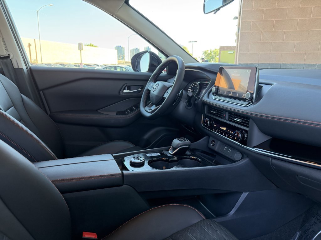 Used 2025 Nissan Rogue SV image 41