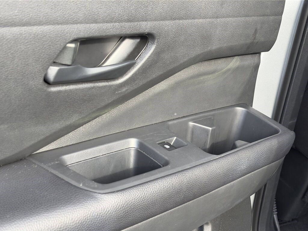 Certified 2025 Nissan Pathfinder SV image 29