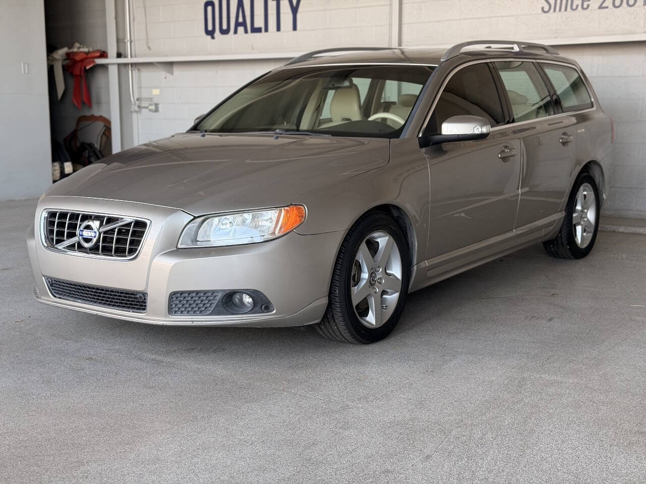 Used 2010 Volvo V70 FWD image 5