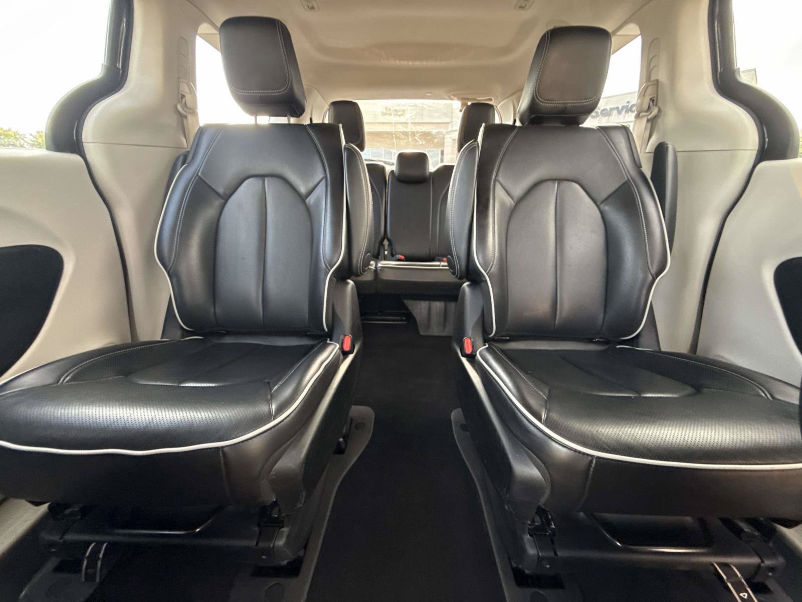 Used 2023 Chrysler Pacifica Limited FWD image 19