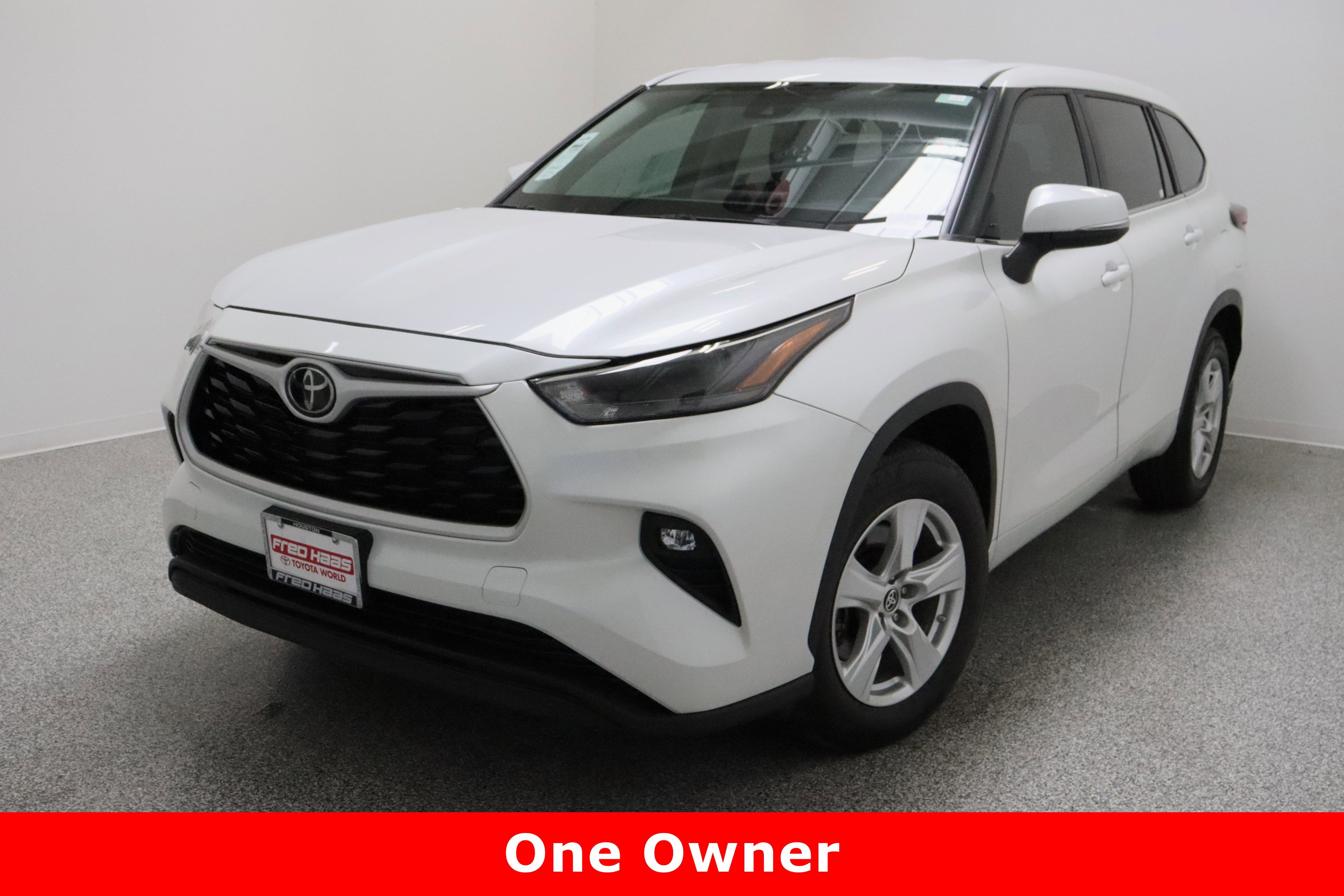 Used 2024 Toyota Highlander LE image 2