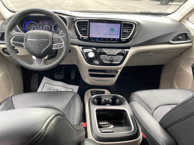 Used 2024 Chrysler Pacifica Touring-L FWD image 5