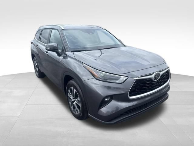 Used 2025 Toyota Highlander XLE FWD image 7