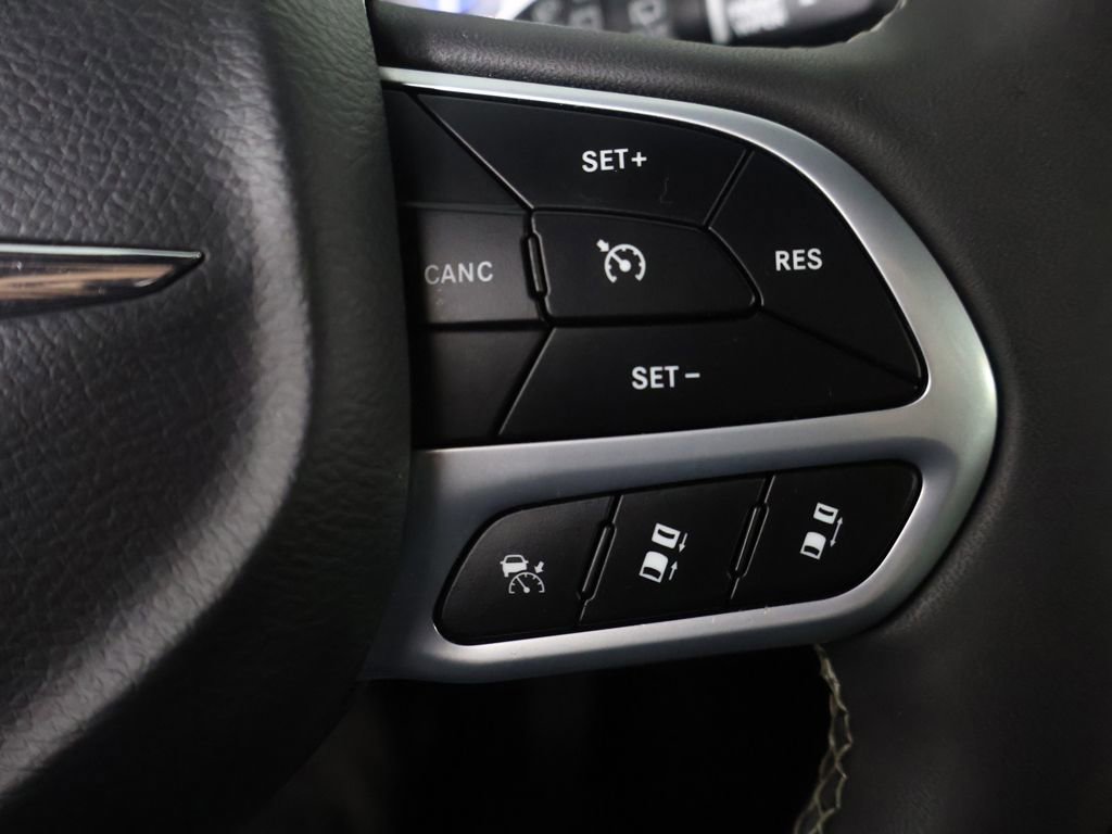 Used 2025 Chrysler Pacifica Select FWD image 42