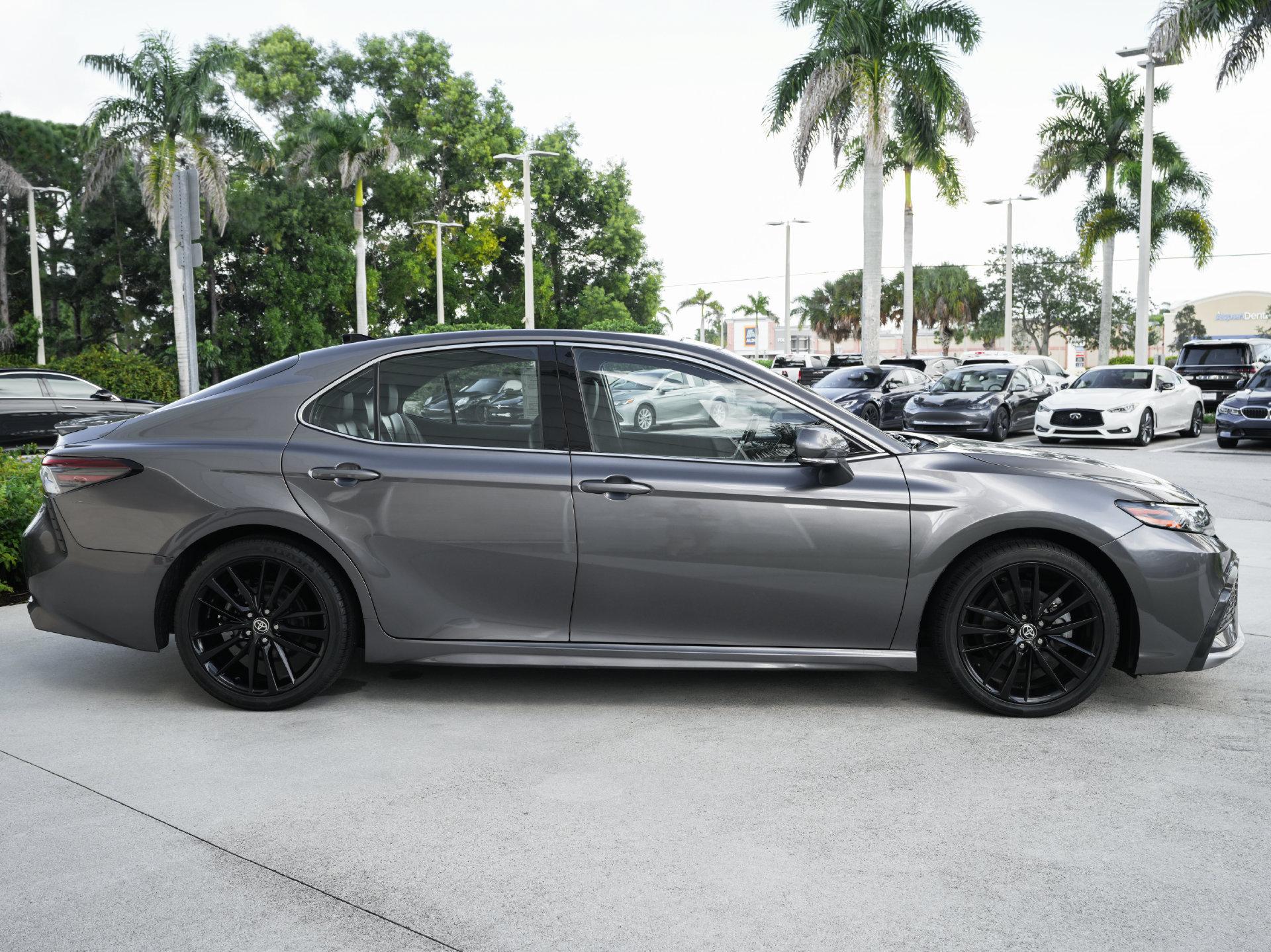 Used 2022 Toyota Camry XSE w/ Navigation Package FWD image 29