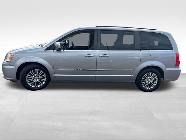 Used 2016 Chrysler Town & Country Touring-L FWD image 2
