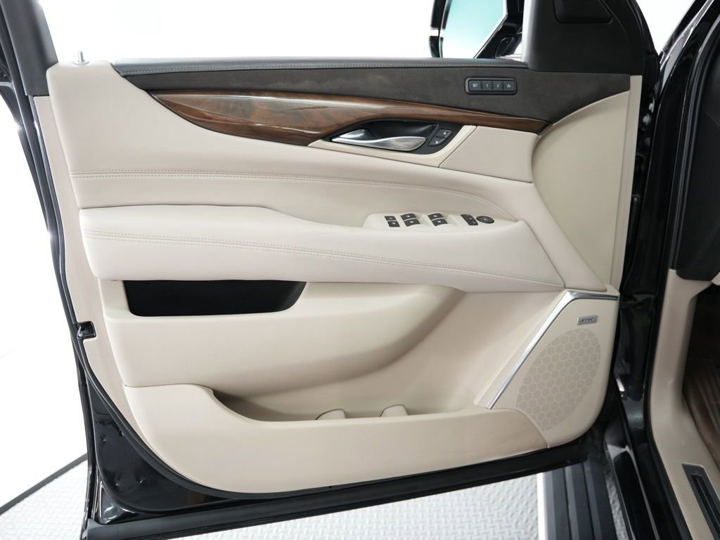 Used 2018 Cadillac Escalade Premium Luxury image 45